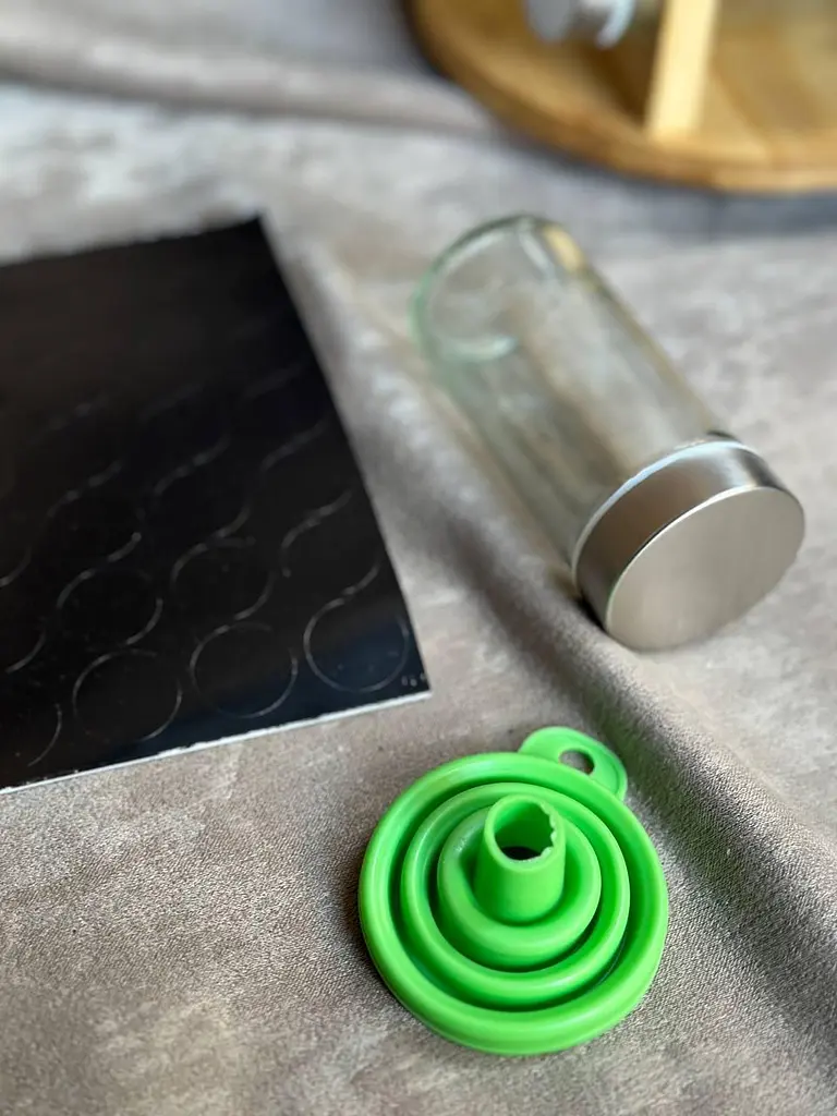 Органайзер для спецій Bohmann BH 7864-12 набір 12 скляних баночок підставка лійка - фото 4