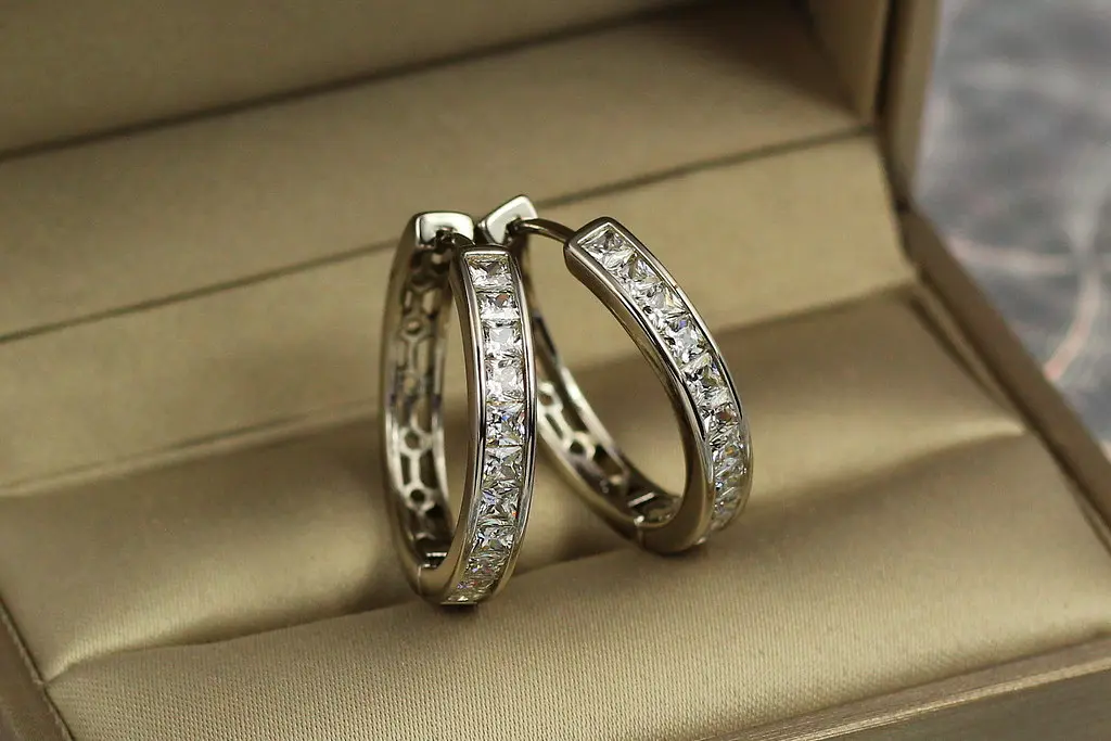 Сережки Xuping Jewelry доріжку з камінців із гладкими бортиками ззаду дірочки 2 см сріблясті - фото 2