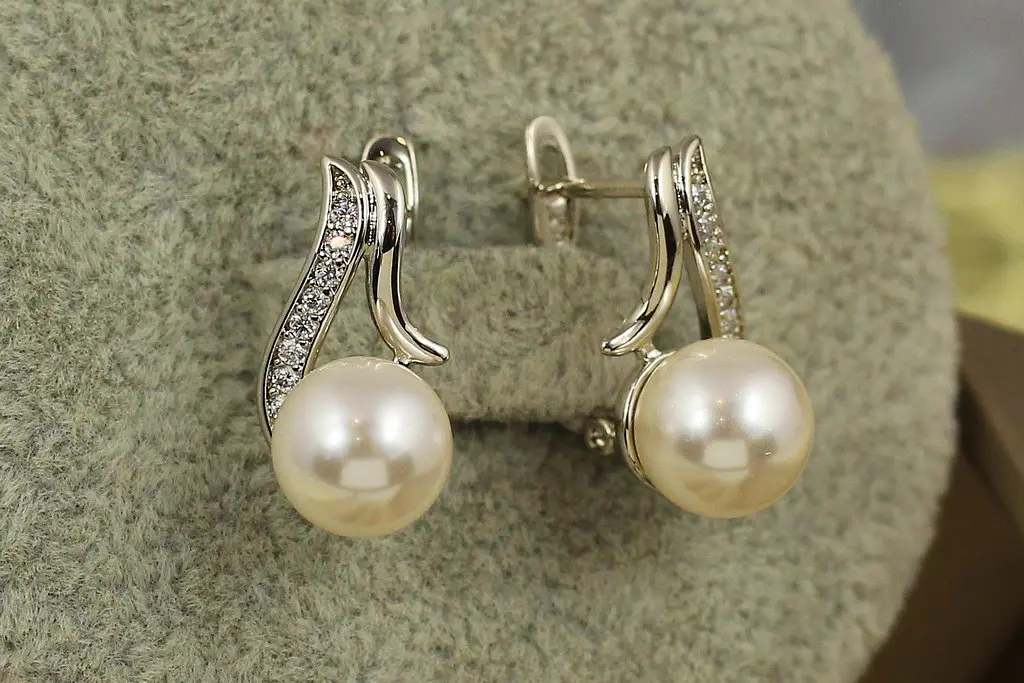 Сережки Xuping Jewelry виток із перлами 1.7 см сріблясті - фото 2