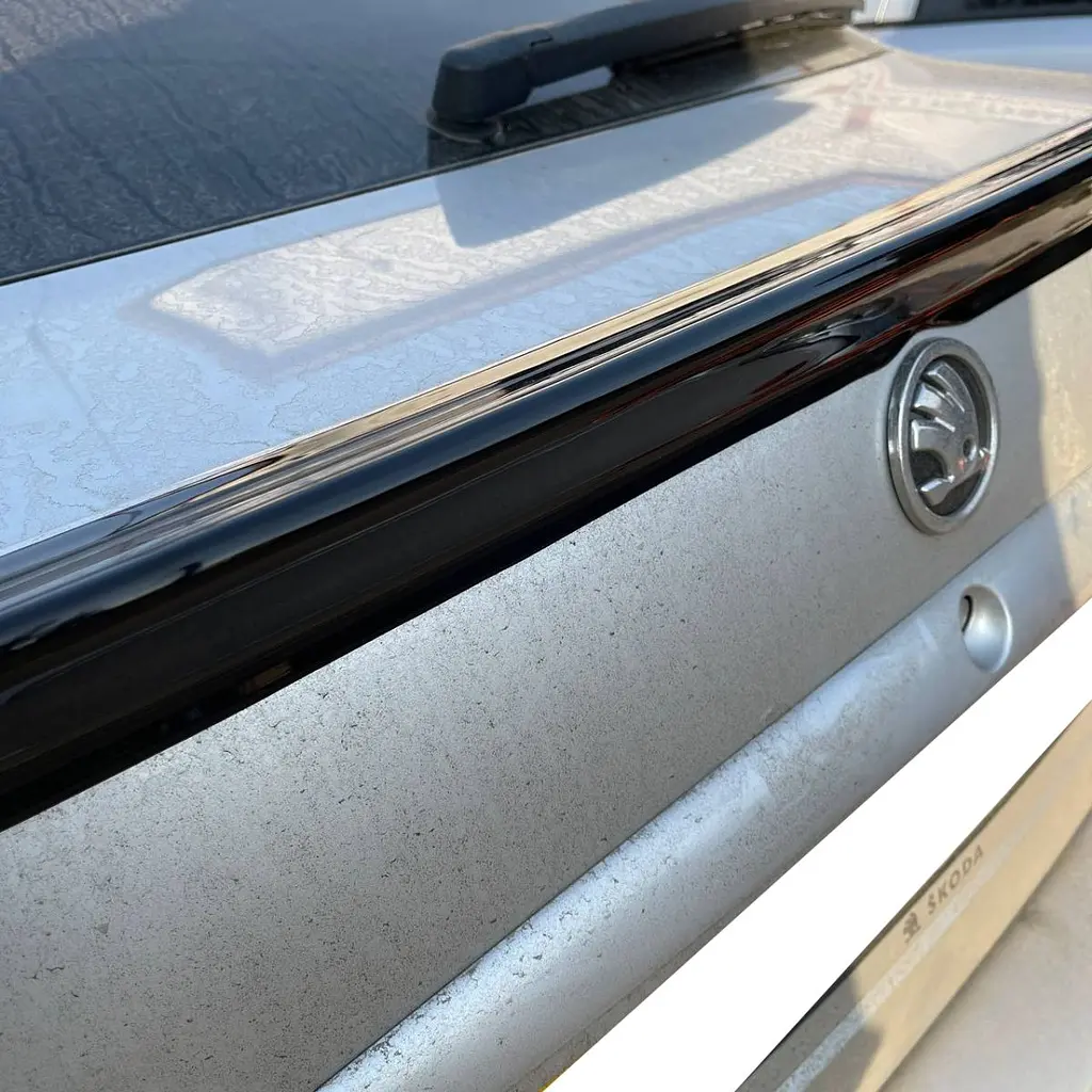 Спойлер пір'янка на кришку багажника для Skoda Octavia Tour 1996-2010 Глянець Voron glass - фото 3