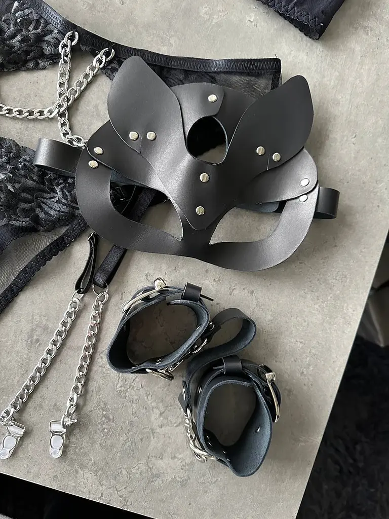 Маска жіноча BDSM шкіряна Кішка з металевими заклепками на еластичному ремінці чорна S/M/L - фото 10