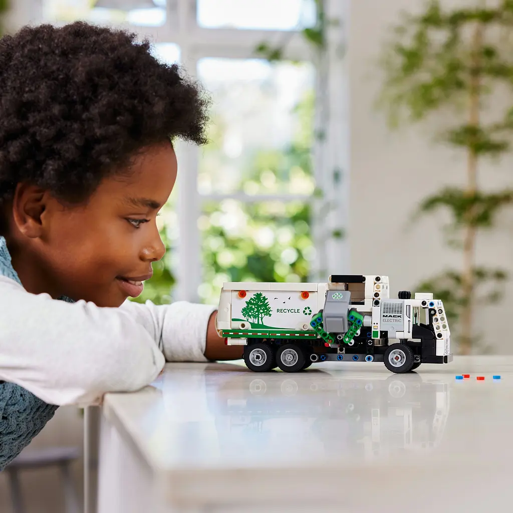 Конструктор LEGO Technic Мусоровоз Mack LR Electric 503 деталей (42167) - фото 5