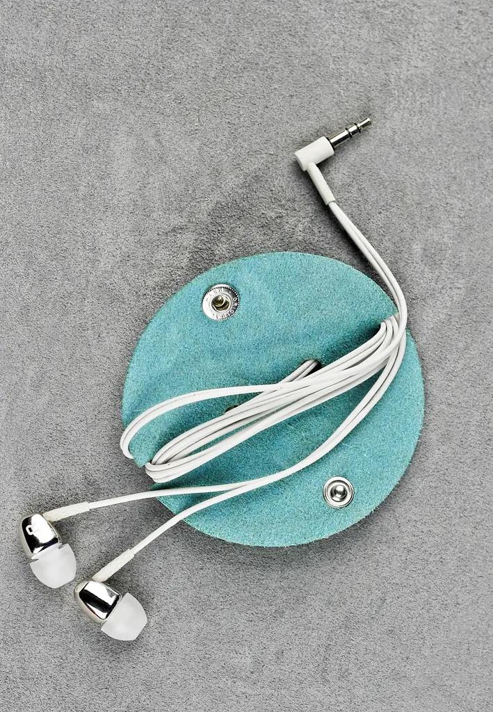 Кожаный холдер для наушников и проводов бирюзовый. - фото 3