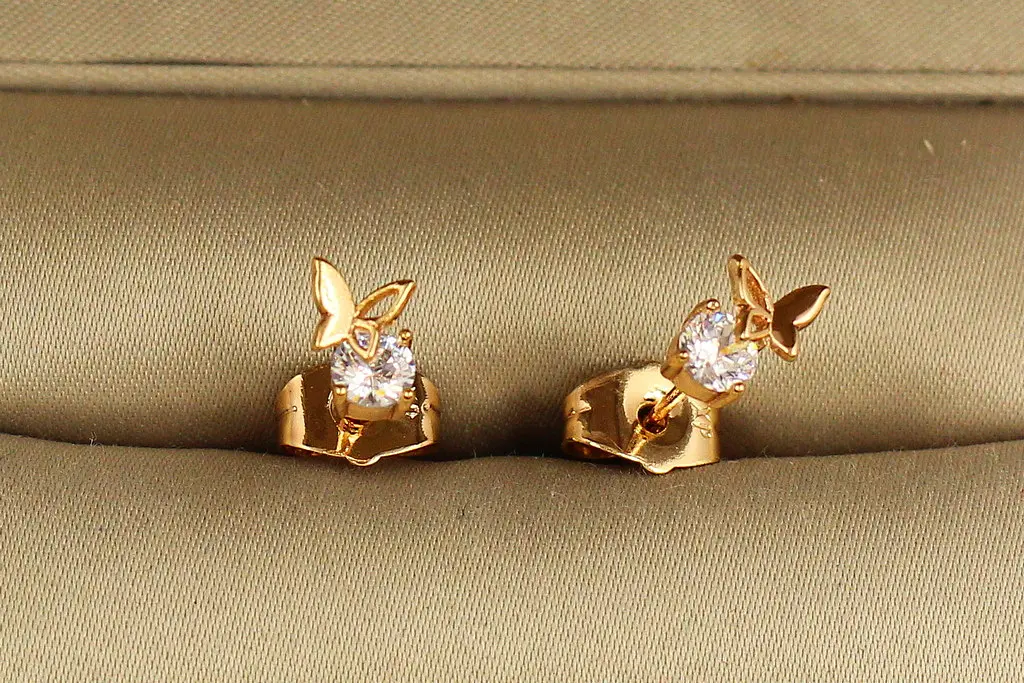 Сережки гвоздики Xuping Jewelry камінчик 4 мм з метеликом золотисті - фото 2