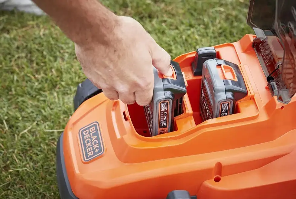 Газонокосилка аккумуляторная Black+Decker BCMW3318L2 - фото 8