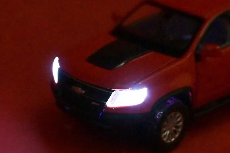 Іграшкова машинка позашляховик металева Chevy Colorado ZR2 1:31 Автопром світлозвукові ефекти 68442, 2 кольори, в коробці 20x11x10 см - фото 5