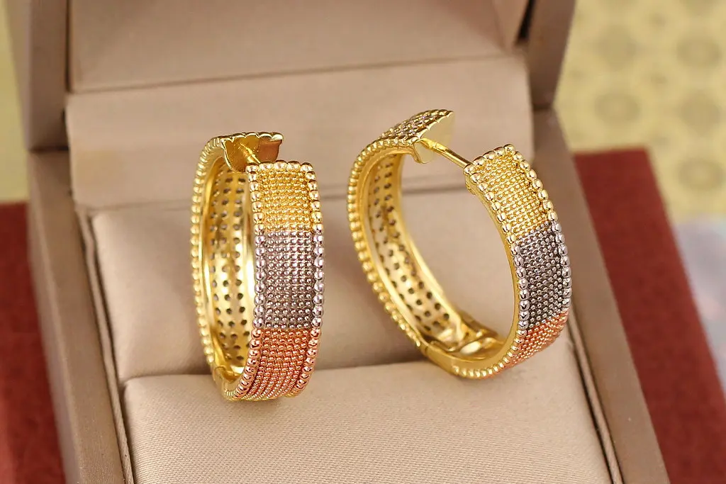 Сережки кільця Xuping Jewelry веселка з камінням 2.8 см лимонне золото - фото 2
