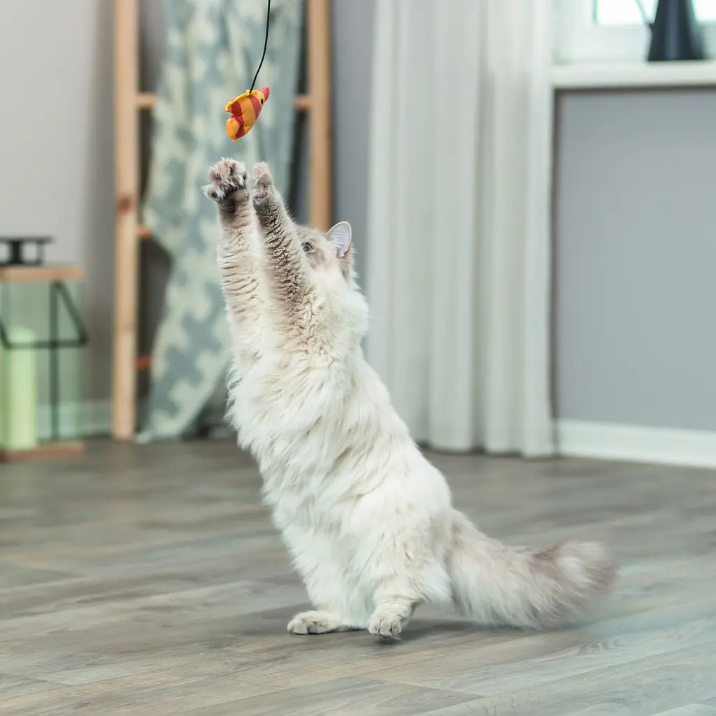 Іграшка для котів Trixie Паличка з плюшевою жовтою рибою 46 см - фото 3