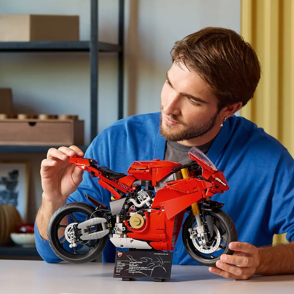 Конструктор LEGO Technic Мотоцикл Ducati Panigale V4 S 1603 детали (42202) - фото 8