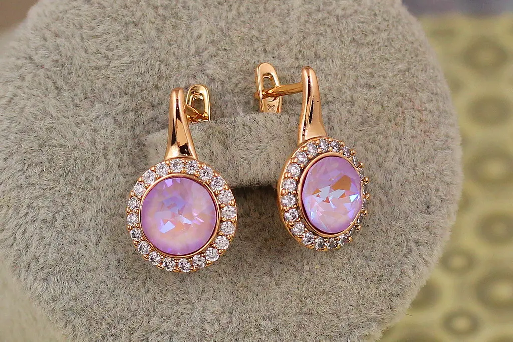 Сережки Xuping Jewelry Сваровськи Романс із бузковими каменями 2 см золотисті - фото 2