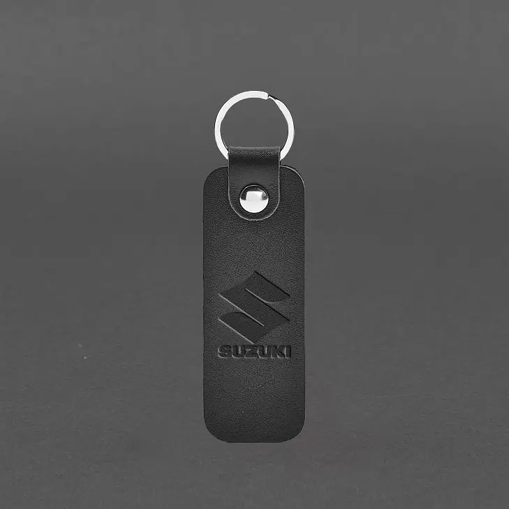 Кожаный брелок для Авто SUZUKI черный краст - фото 4