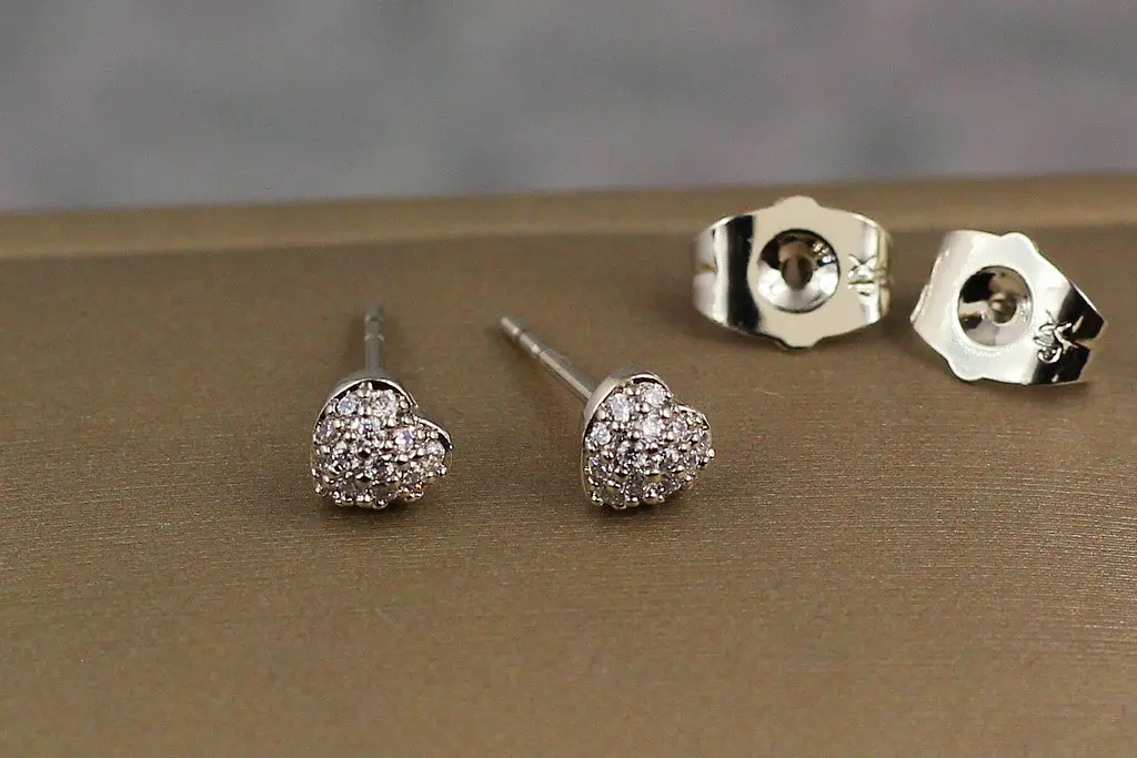 Сережки гвоздики Xuping Jewelry сердечка з дрібними камінчиками 5 мм сріблясті