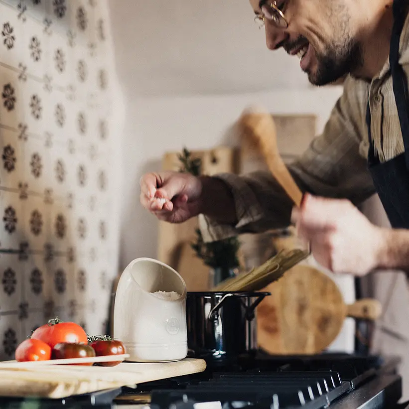 Сільничка Emile Henry Kitchen Tools 11х15.5 см 0.55 л біла (020202) - фото 4