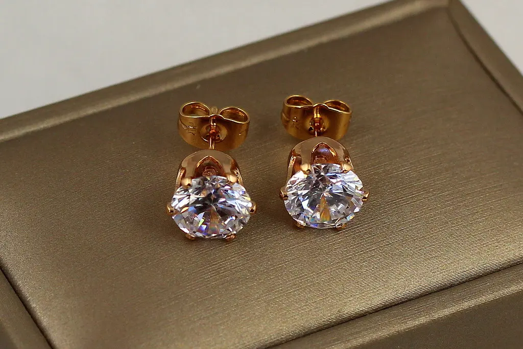 Сережки Xuping Jewelry гвоздики 9 мм оправа корона золотисті - фото 2