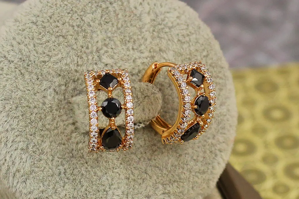 Сережки Xuping Jewelry парадигма з чорними каменями 1,4 см золотисті - фото 3