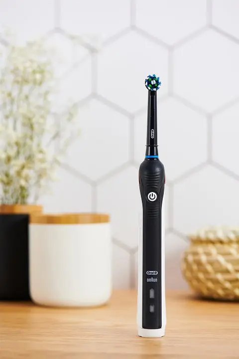 Подарочный набор Oral-B Электрическая зубная щетка Pro 1, черный - фото 7