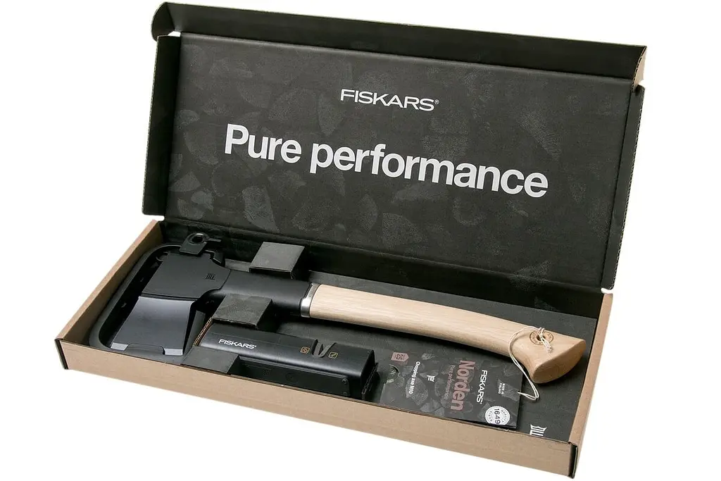 Подарунковий набір Fiskars Norden chopping axe N10 + sharpener SET 1052276