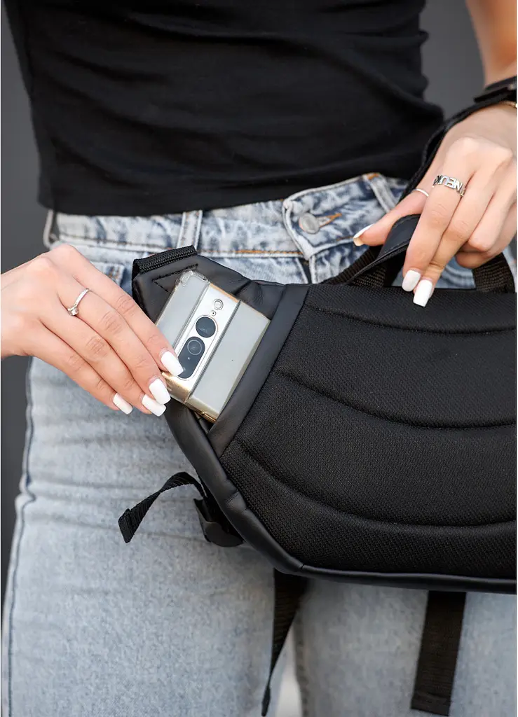 Жіноча сумка бананка Sambag Dynamicdart чорна 38 × 21 × 7 см (80411001) - фото 6