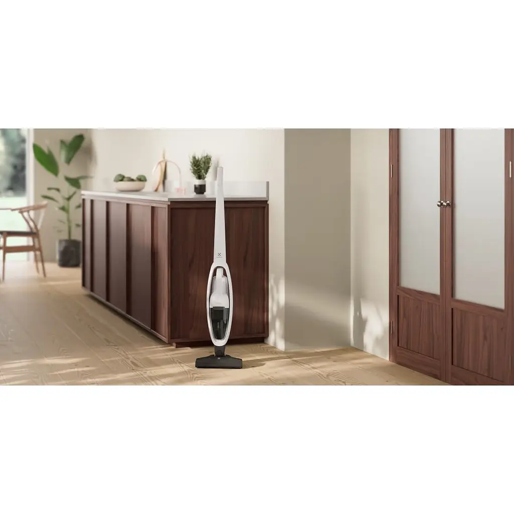 Пылесос аккумуляторный 2 в 1 Electrolux ES31CB18SH 300 Cordless cleaner бело-черный (00000024963) - фото 6