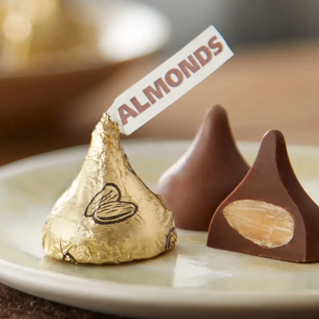 Шоколадні цукерки Hershey's Kisses Milk Chocolate з мигдалем 127 г - фото 3