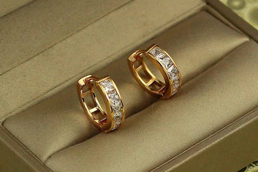 Сережки кільця Хuping Jewelry з дорожкою із квадратних каменів 1,4 см золотисті - фото 2