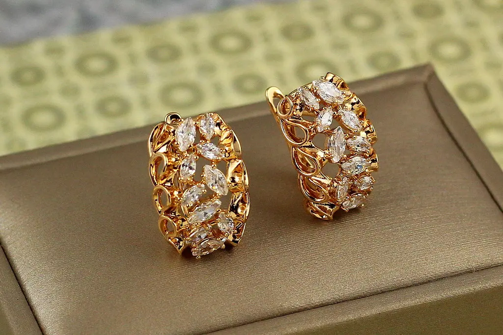 Сережки Xuping Jewelry нива з білими каменями 2 см золотисті - фото 2