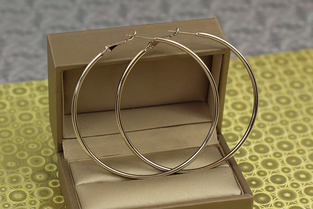 Серьги кольца Xuping Jewelry гладкие 6 см серебристые - фото 2