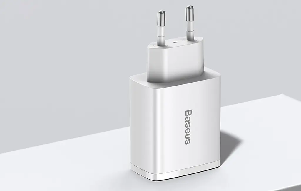 Быстрый зарядный блок Baseus Compact Quick Charger 2U+C 30 W CCXJ-E02 - фото 6
