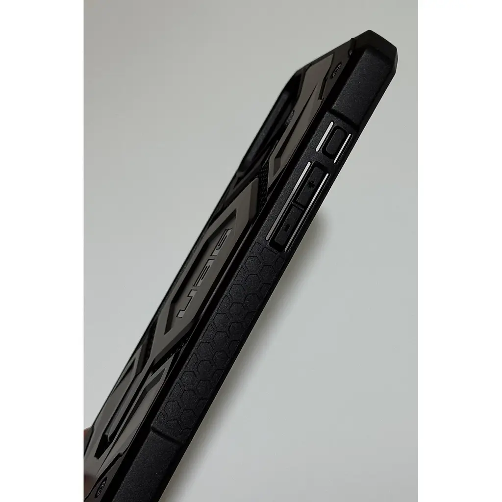 Оригинальный противоударный чехол UAG Monarch Pro MagSafe для Iphone 16 Plus Kevlar Black 114455113940  - фото 7