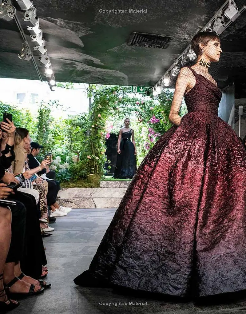 The Red Book: Fashion, Styles & Stories - фото 8