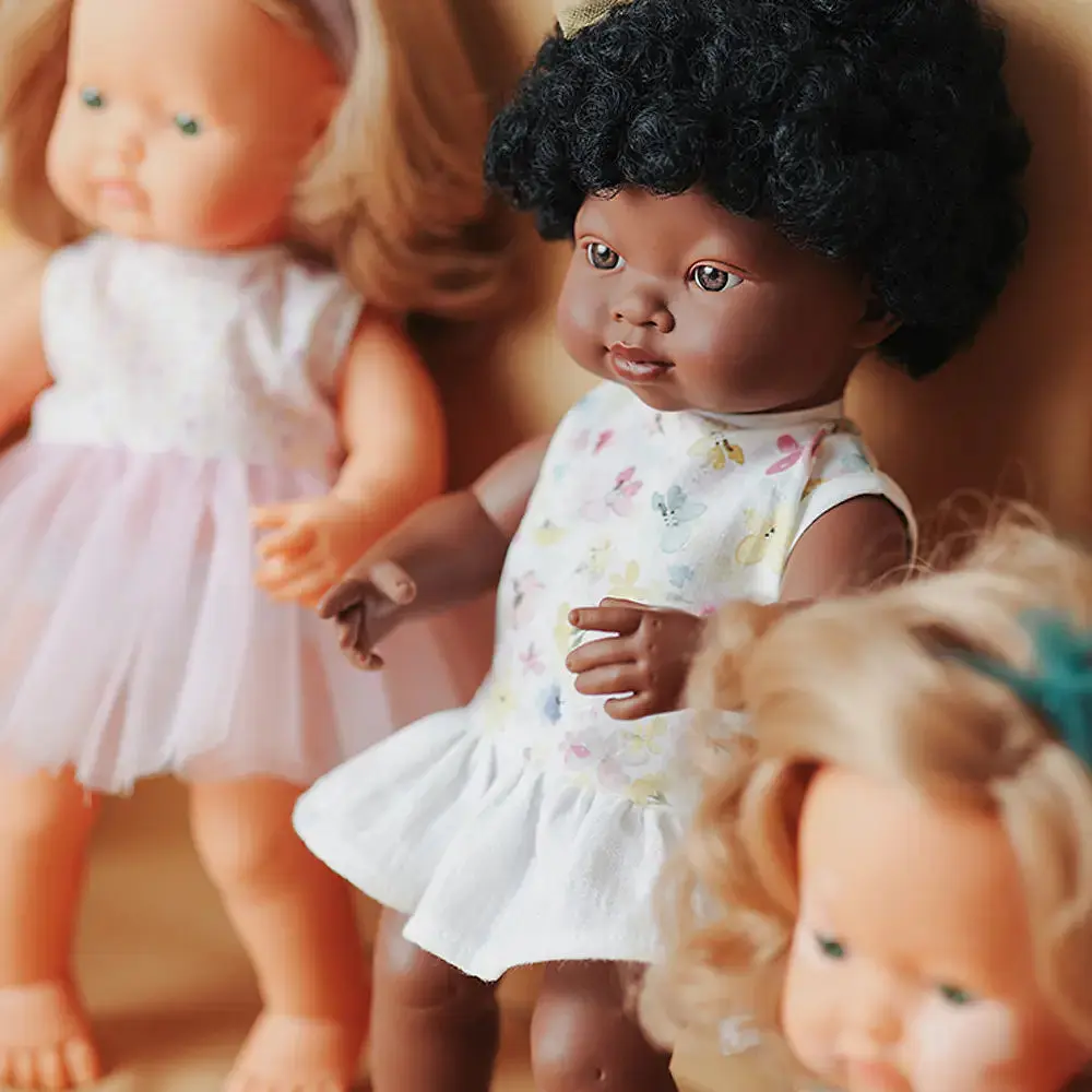 Лялька Miniland дівчинка африканка в одязі 38 см подарункова коробка (33207) - фото 3