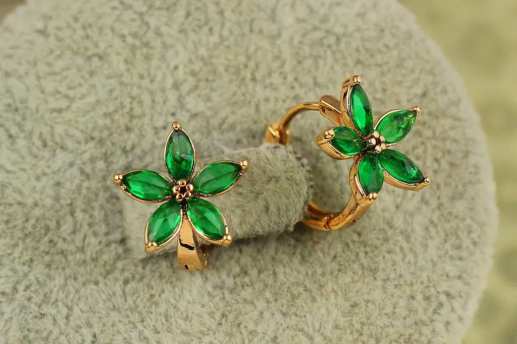 Сережки Xuping Jewelry Квітка із зеленим каменем 1,2 см золотисті - фото 2