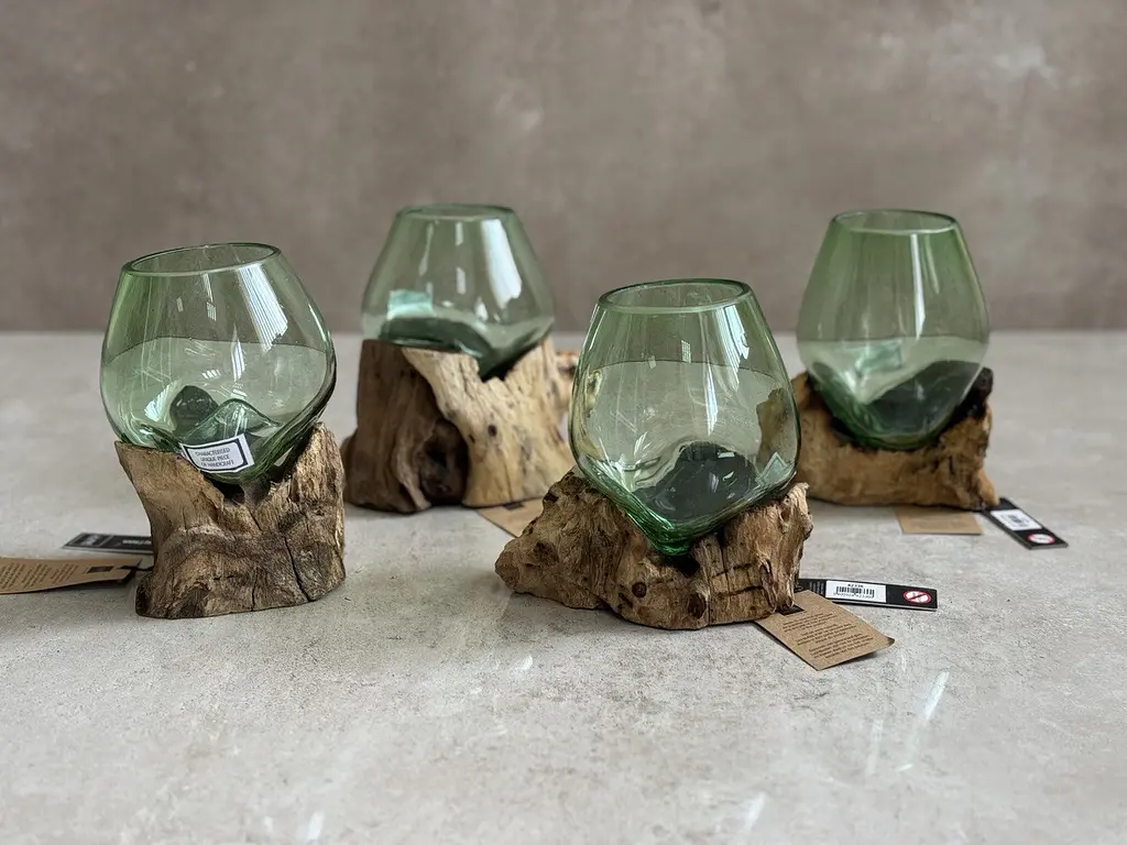 Ваза J-line стеклянная фигурная зеленая на дереве манго 13х17 см (42336) - фото 2