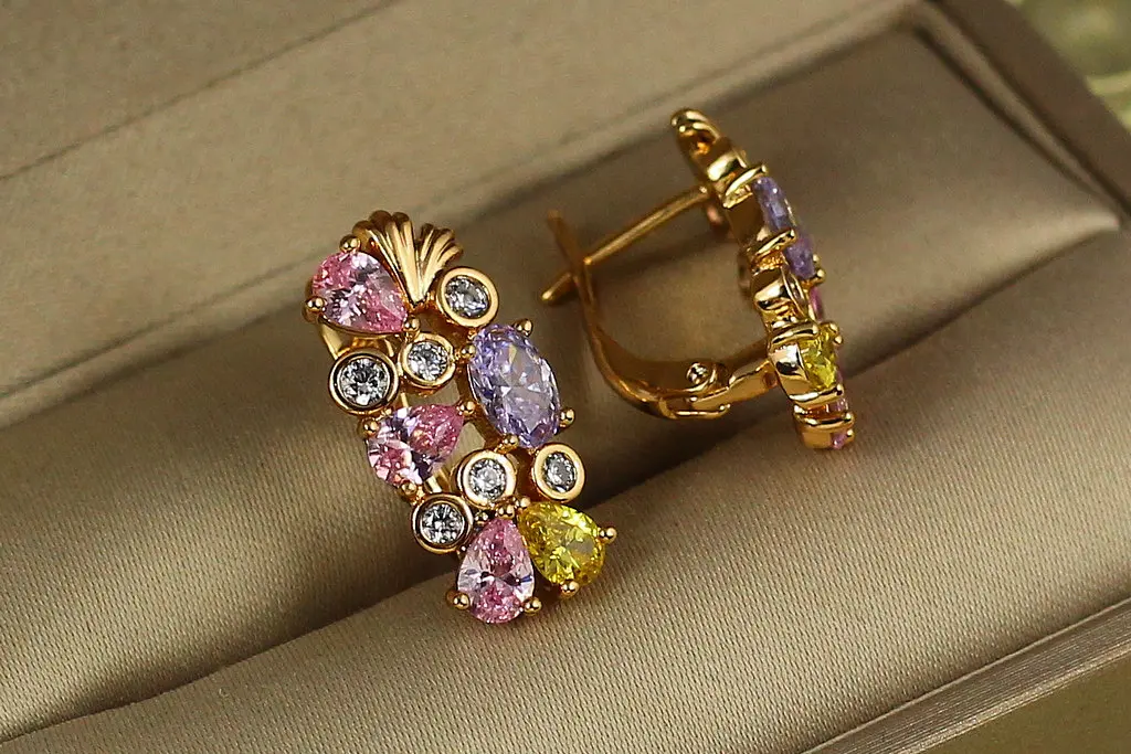 Сережки Xuping Jewelry Ріо із різнокольоровими каменями 2 см золотисті - фото 3
