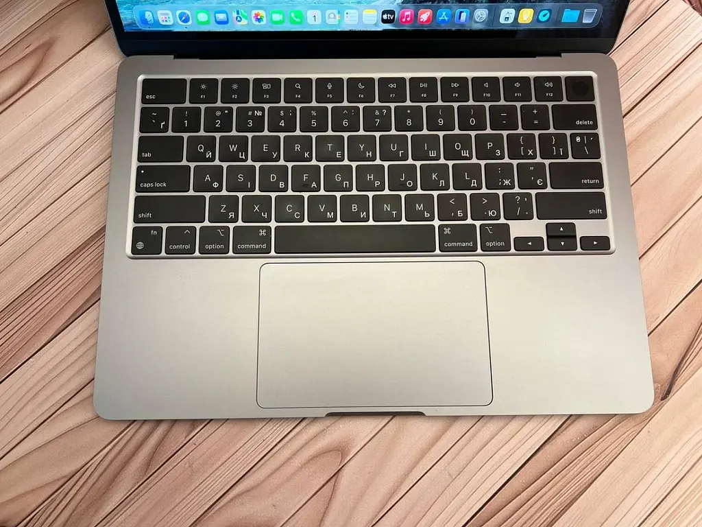 Ноутбук Apple MacBook Air 13.6" 2022 M2/24/512 (MXL579W0R4) Б/в - фото 2