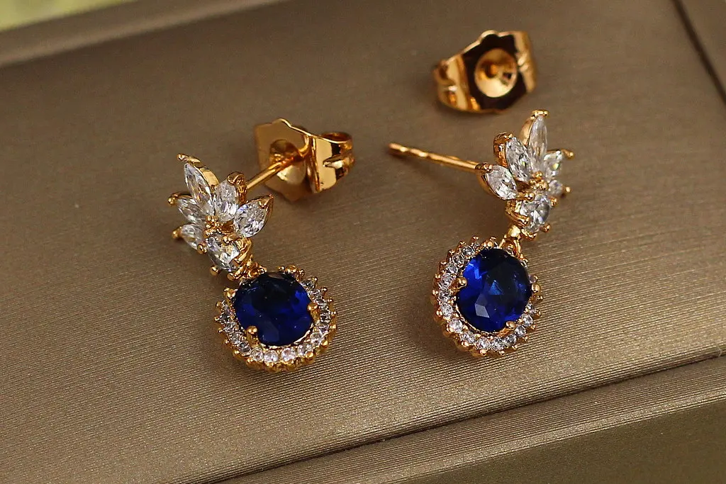 Серьги гвоздики Xuping Jewelry подвеска малинка с синим камнем 2 см золотистые - фото 3