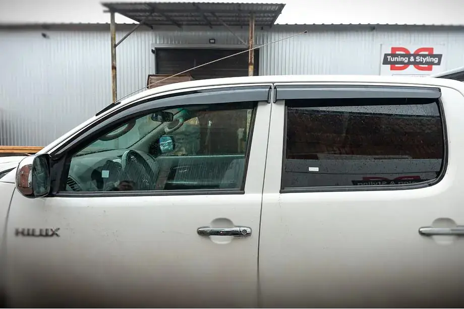 Дефлектори вікон вітровики Toyota Hilux 2006-2015 4D скотч SunPlex (SP-S-70) - фото 2