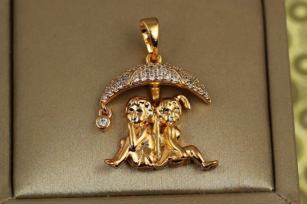 Кулон Xuping Jewelry двоє під парасолькою 2 см золотистий