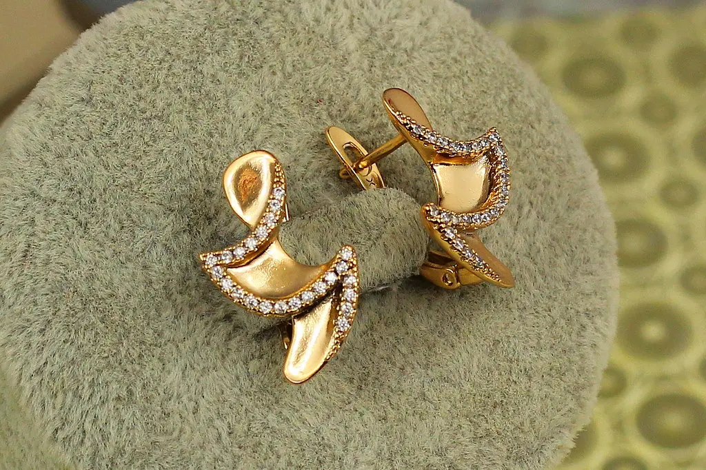 Сережки Xuping Jewelry кубізм 2 см золотисті - фото 2