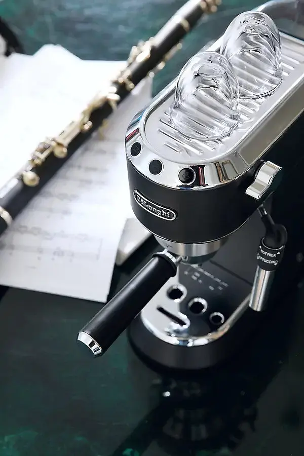 Кавоварка ріжкова Delonghi Dedica EC685.BK - фото 2