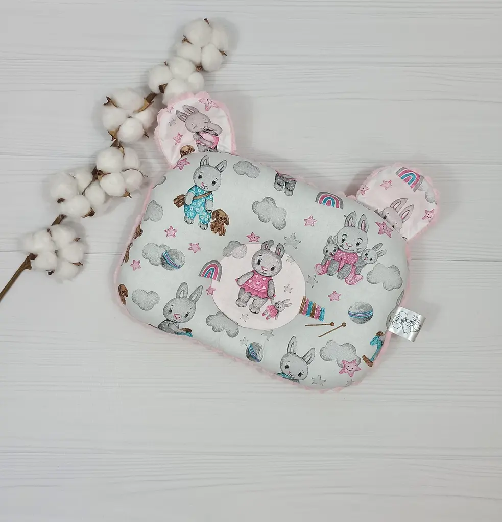 Дитяча ортопедична подушка 24×32 для новонароджених a.l.babybox Зайчики з іграшками Рожевий