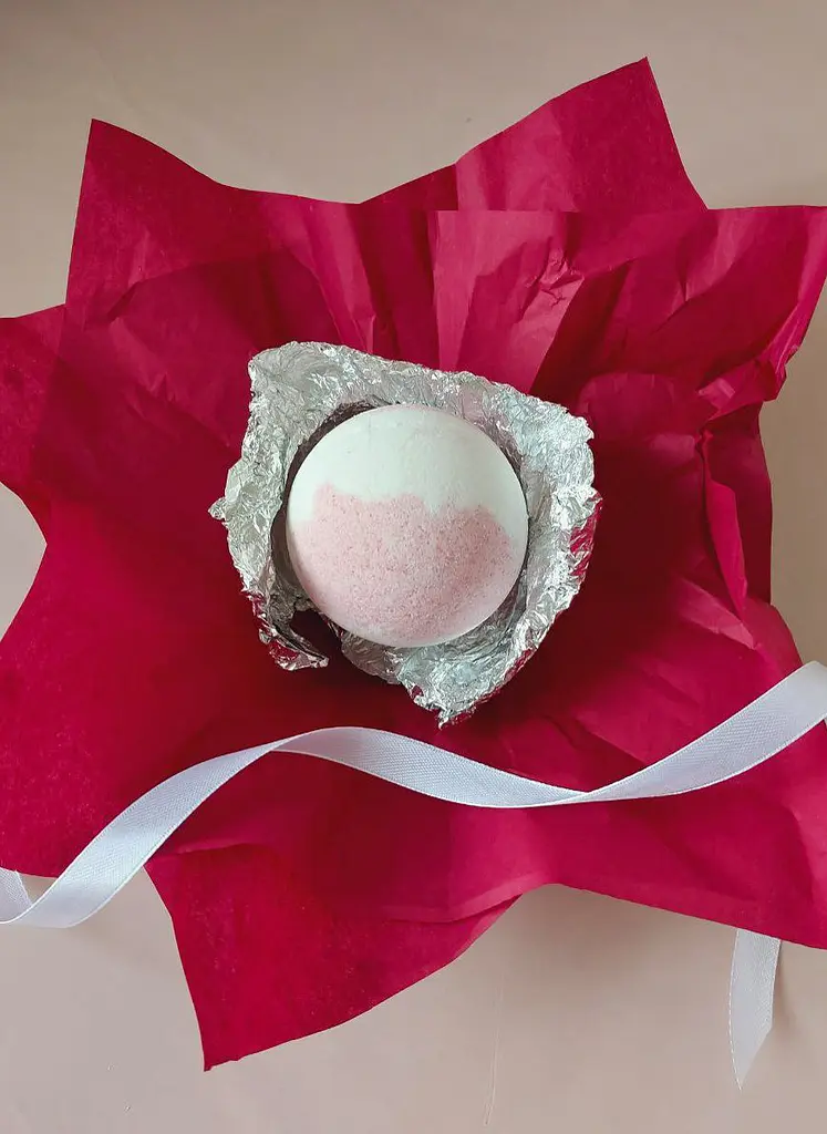 Біло-червона бомбочка для ванни Svich Shop Аромат стиглого апельсина й імбиру 180 г - фото 4