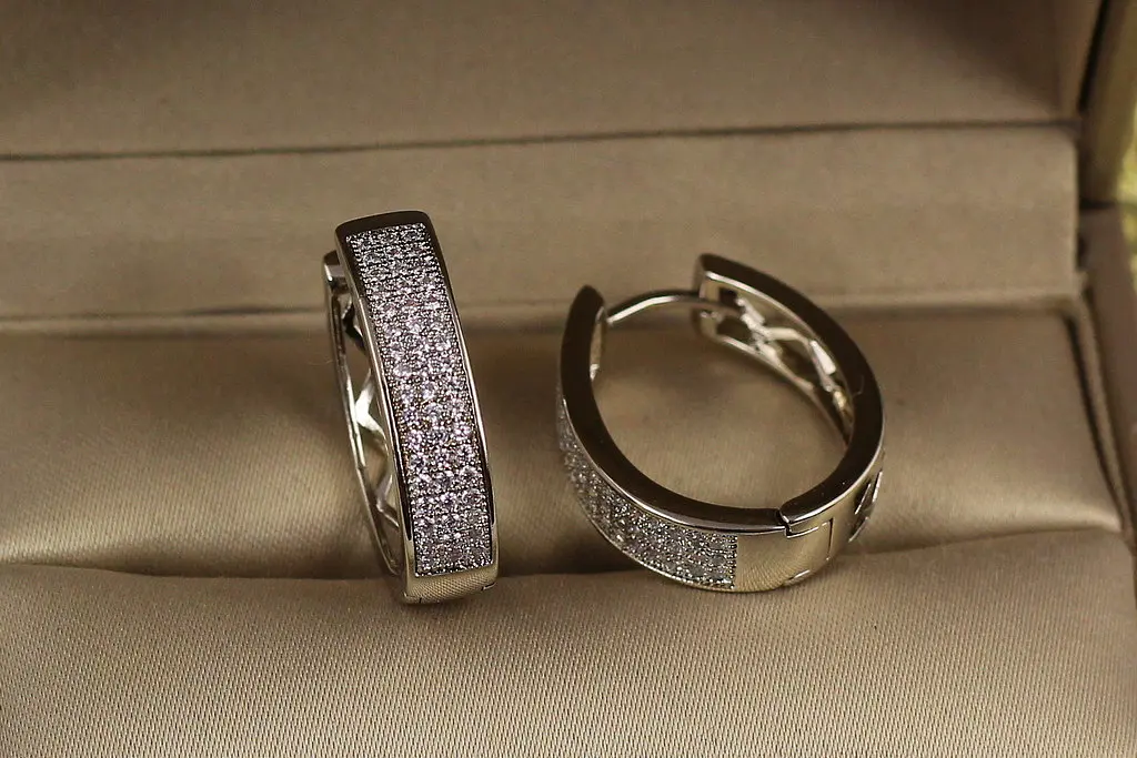 Сережки кільця Хuping Jewelry овальні з камінням три доріжки 2,2 см сріблясті - фото 3