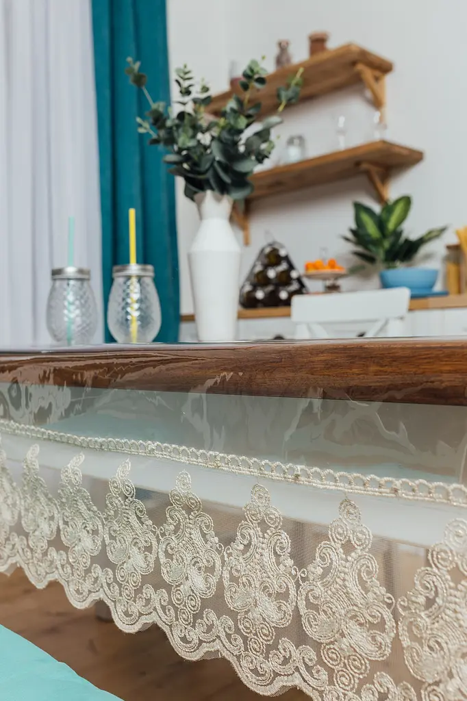 Силиконовая скатерть с бежевым кружевом Петек 15 см 100х100 см - фото 2