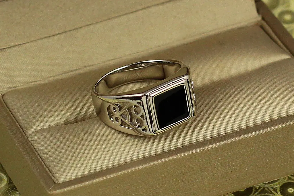 Печатка Xuping Jewelry чорний квадрат з завитками з боків р 22 срібляста - фото 2