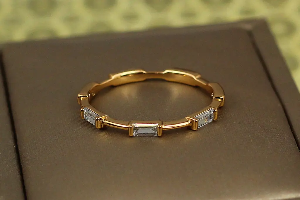 Кільце Xuping Jewelry Сальто з прямокутними каменями по колу р 16 золотисте - фото 3