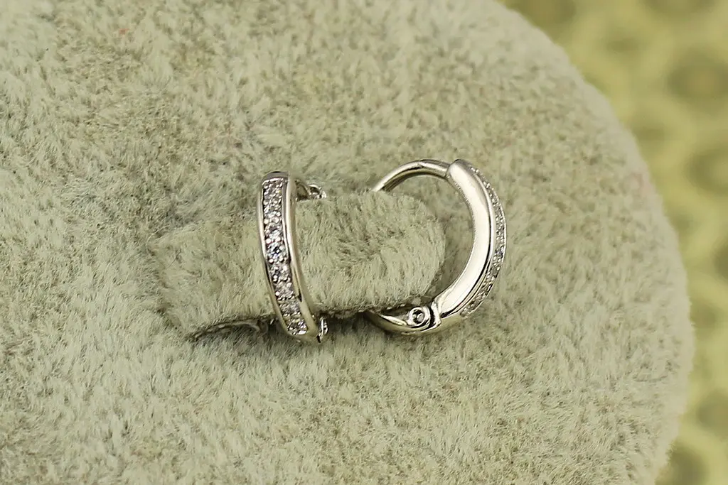 Сережки Xuping Jewelry кільця з камінчиками 1,1 см сріблясті - фото 2