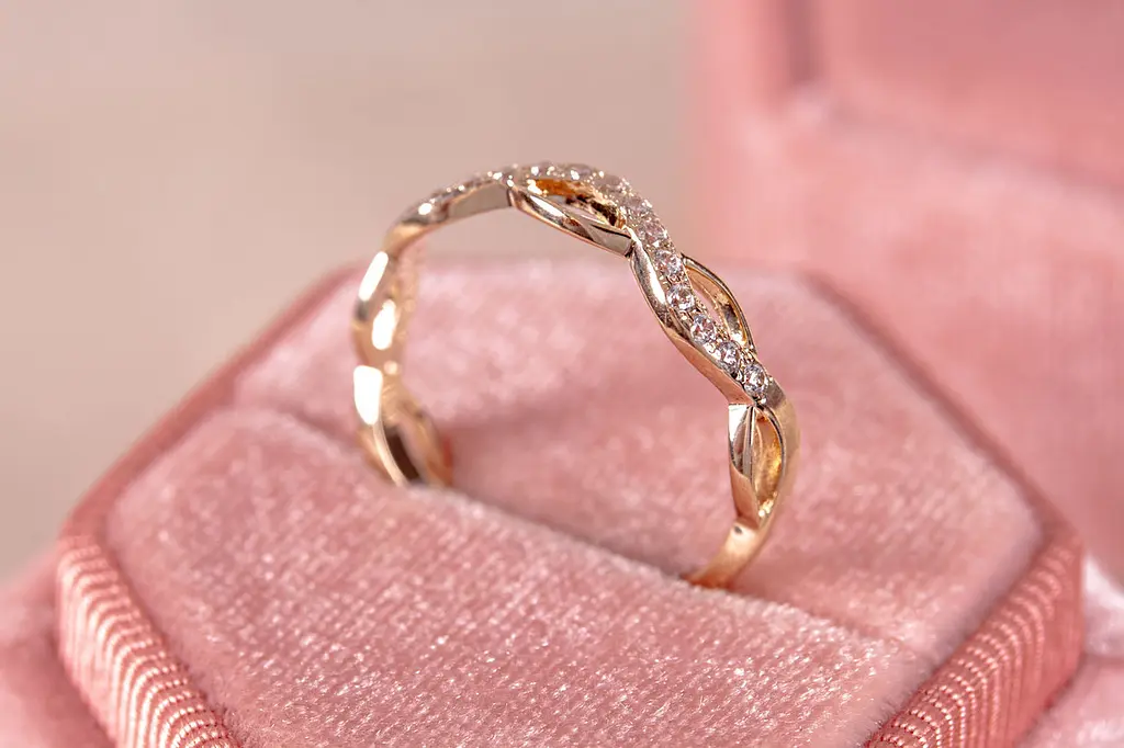 Каблучка з червоного золота з фіанітами 14.5 K-0298 - фото 4