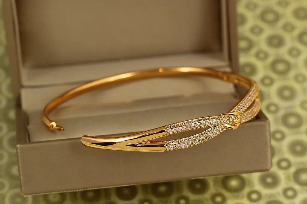 Браслет бенгл Xuping Jewelry Вузлик блиску 60 мм на руку від 17 до 19 см золотистий - фото 2