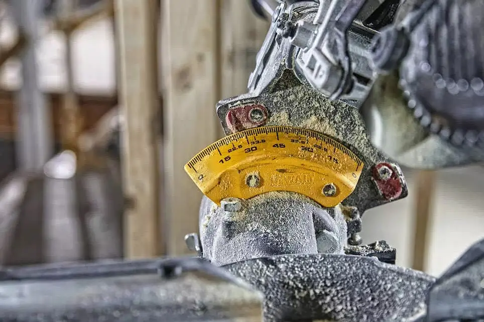 Пила торцювальна акумуляторна DeWalt з АКБ та ЗП DCS727T2 - фото 9